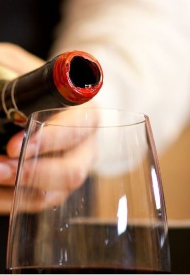 Ein Kellner schenkt einen exquisiten Wein in ein Weinglas ein